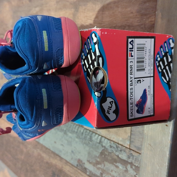 Shoes - Picture 3 of 4